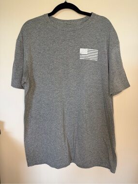 Gray Short-Sleeve Graphic Tee with Flag Print